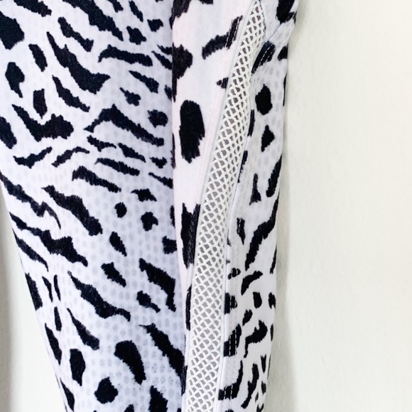 Betsey Johnson White Leopard Print Capri Leggings - Picture 5 of 12